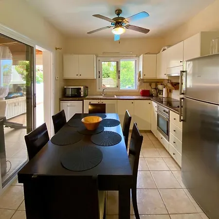 Sea View In Agia Thekla וילה